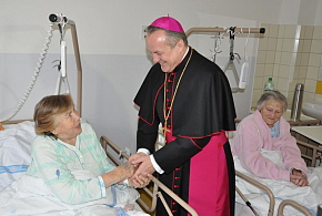 Biskup Jan Vokál navštívil hradeckou fakultní nemocnici