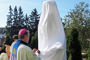 Biskup požehnal v Koclířově sochu Anděla z Fatimy