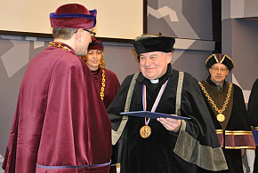 Biskupové se zúčastnili předávání čestného doktorátu kardinálu Dominiku Dukovi
