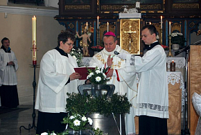 Mikuláš, Václav, Ludmila. Biskup Jan Vokál požehnal novým humpoleckým zvonům