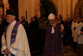 Biskup Jan Vokál uděloval popelec