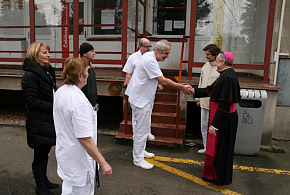 Biskup Vokál navštívil hradeckou nemocnici