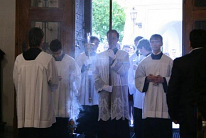 Biskupové Jan a Josef udělili "svatodušní" biřmování (Hradec Králové)