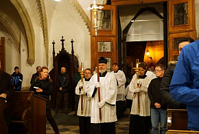 Popelec udělil biskup Jan v katedrále