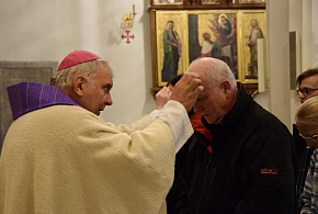 Popelec udělil biskup Josef v katedrále